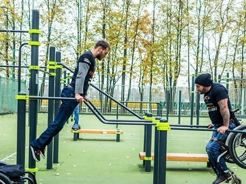 В Детском парке Орла появилась специально оборудованная спортплощадка для маломобильных граждан